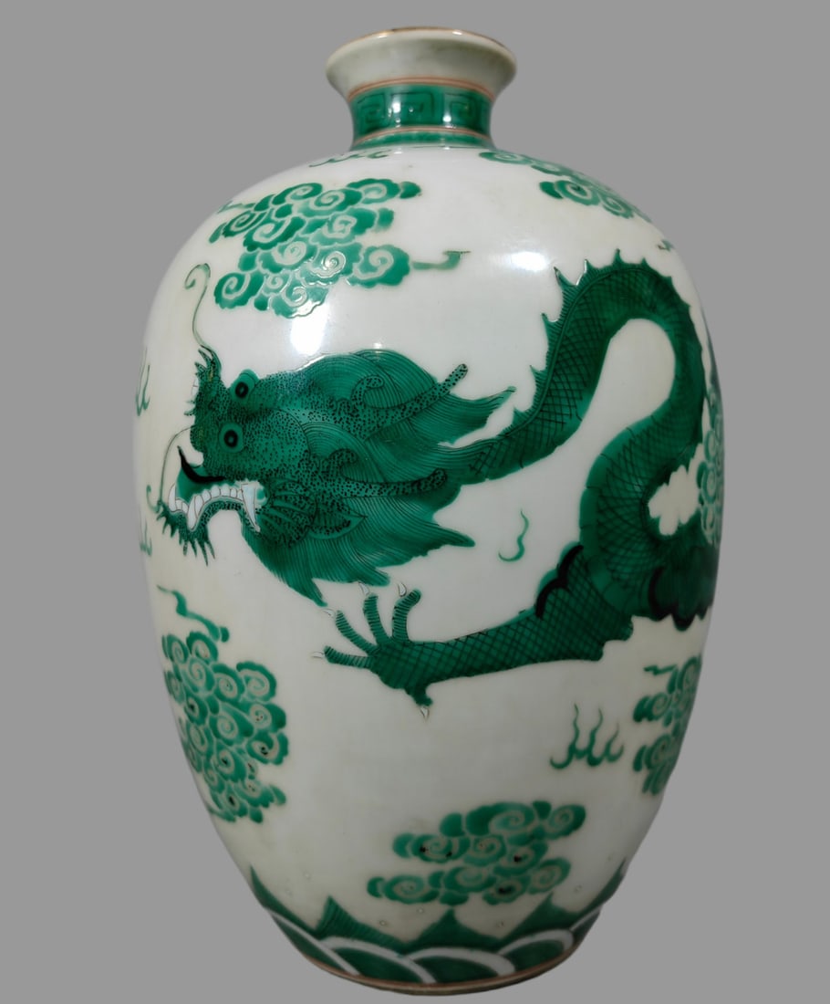 A Exquisite Green Color Dragon Pattern Vase: A Exquisite Green Color Dragon Pattern Vase,Qing Dynasty, China,Qianlong Six-character Mark,Size:10.6inx7.1in