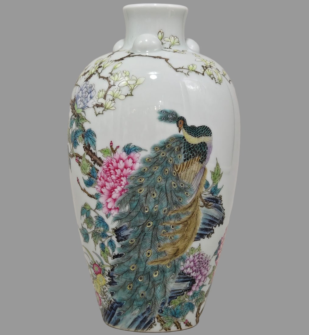 A Exquisite Famille-Rose Flower and Bird Pattern Vase: A Exquisite Famille-Rose Flower and Bird Pattern Vase,Qing Dynasty, China,Qianlong Six-character Mark,Size:7.1inx3.9in