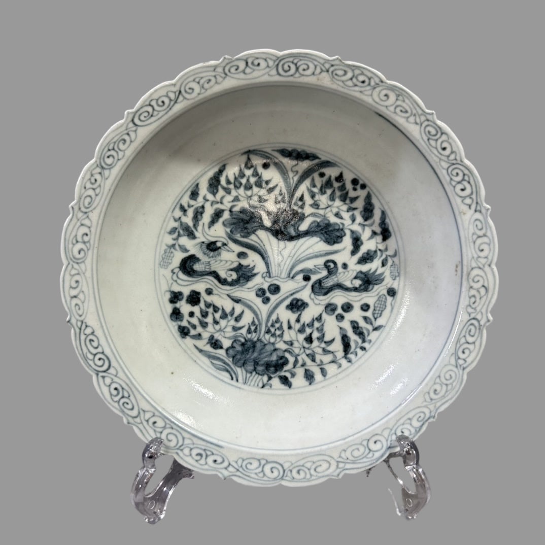A Exquisite Blue and White Flower and Bird Pattern Plate: A Exquisite Blue and White Flower and Bird Pattern Plate,Ming Dynasty, China,Hongwu Six-character Mark,Size:8.5inx2in