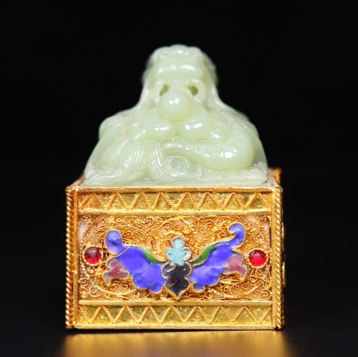 A Exquisite Hotan Jade Dragon Seal: A Exquisite Hotan Jade Dragon Seal,Qing Dynasty, China,Size:2.4inx2inx3in (Seal),Weight:441g 和田玉龙印章,中国清代