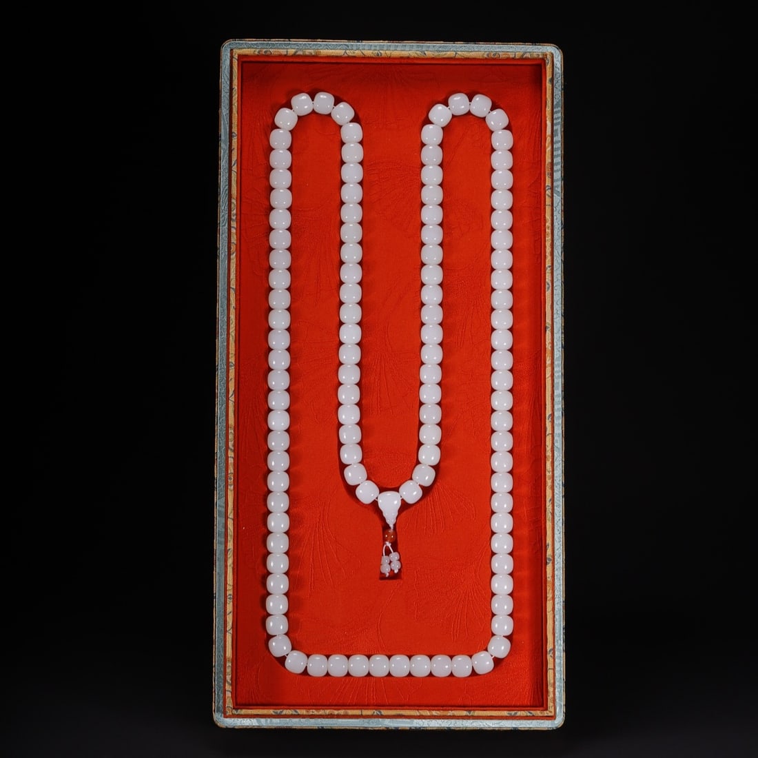 A Exquisite Hotan White Jade Necklace: A Exquisite Hotan White Jade Necklace,Qing Dynasty, China,Size:0.5in,Weight:388.6g 和田白玉项链,中国清代