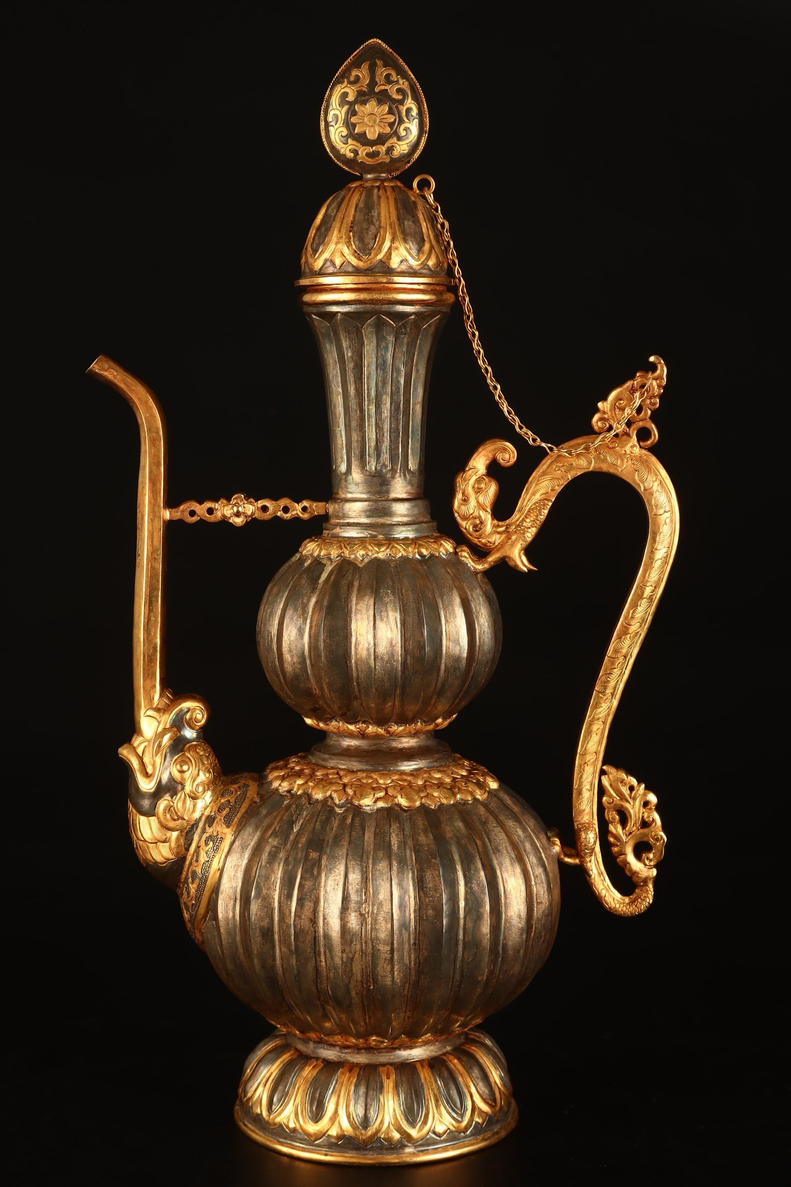 A Exquisite Gilt Bronze Gourd Ewer: A Exquisite Gilt Bronze Gourd Ewer,Qing Dynasty, China,Qianlong Four-character Mark,Size:13.6inx7.1in,Weight:1100g