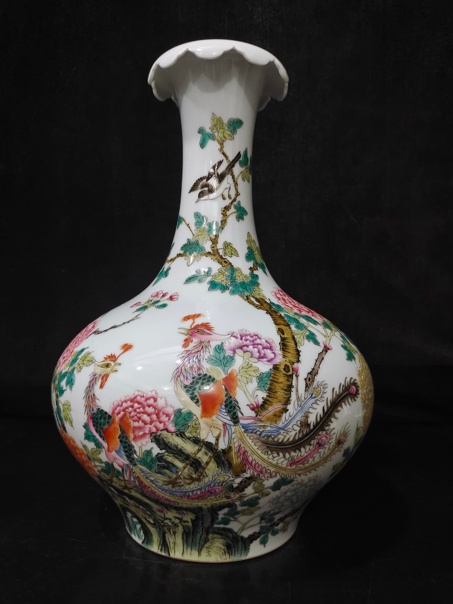 A Exquisite Famille-Rose Phoenix Pattern Vase: A Exquisite Famille-Rose Phoenix Pattern Vase,Qing Dynasty, China,Qianlong Six-character Mark,Size:13.4inx9.1inx3.9in