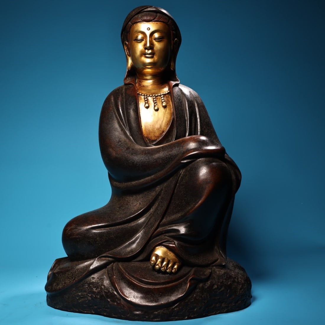 A Exquisite Gilt Bronze Statue of Avalokitesvara Ornament: A Exquisite Gilt Bronze Statue of Avalokitesvara Ornament,Ming Dynasty, China,Yongle Six-character Mark,Size:17.3inx11.8in ,Weight:14500g