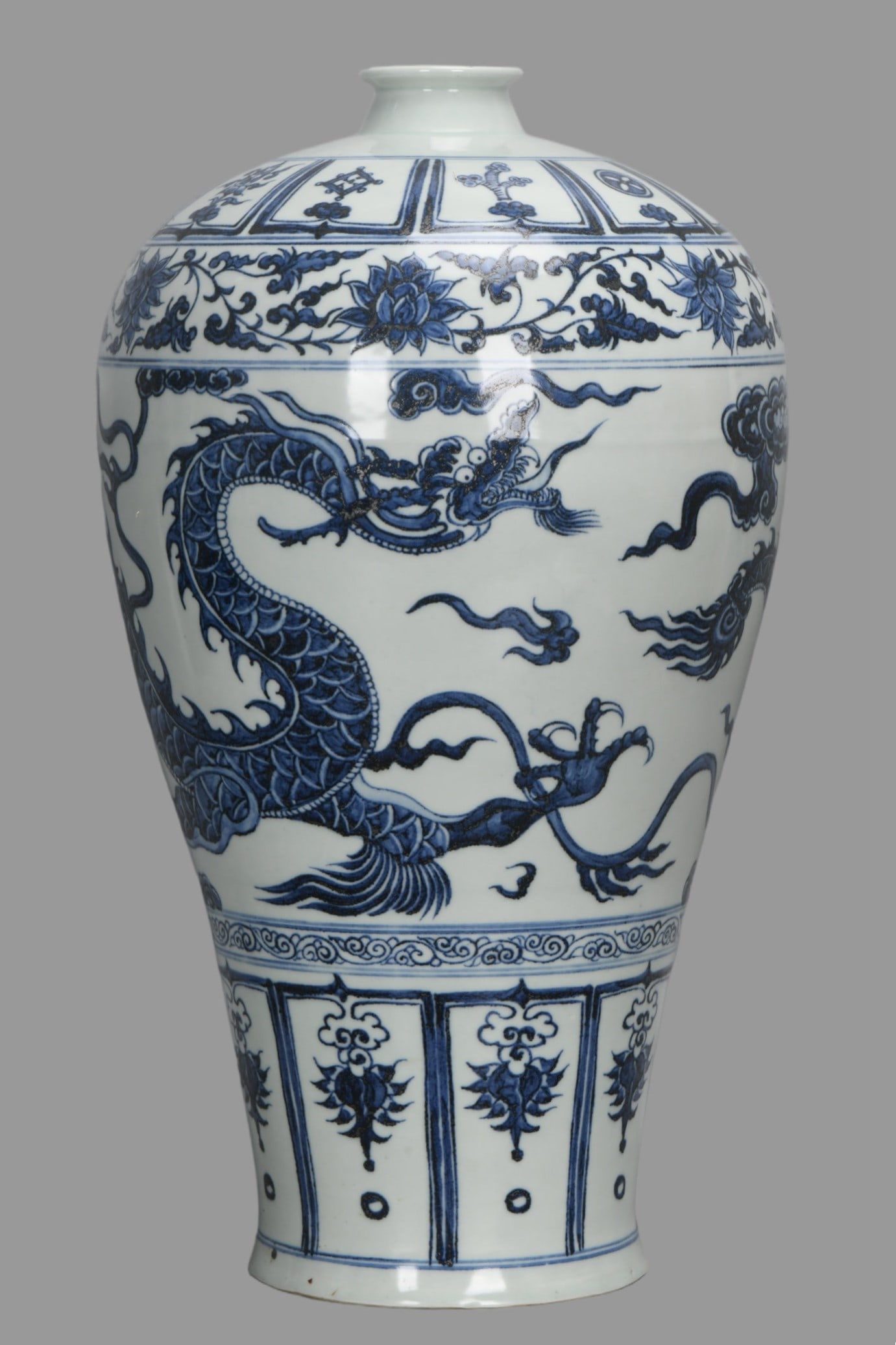 A Exquisite Blue And White Interlocking Lotus Dragon Pattern Vase: A Exquisite Blue And White Interlocking Lotus Dragon Pattern Vase,Yuan Dynasty, China,Size:17.1inx2.2inx9.6inx5.6in
