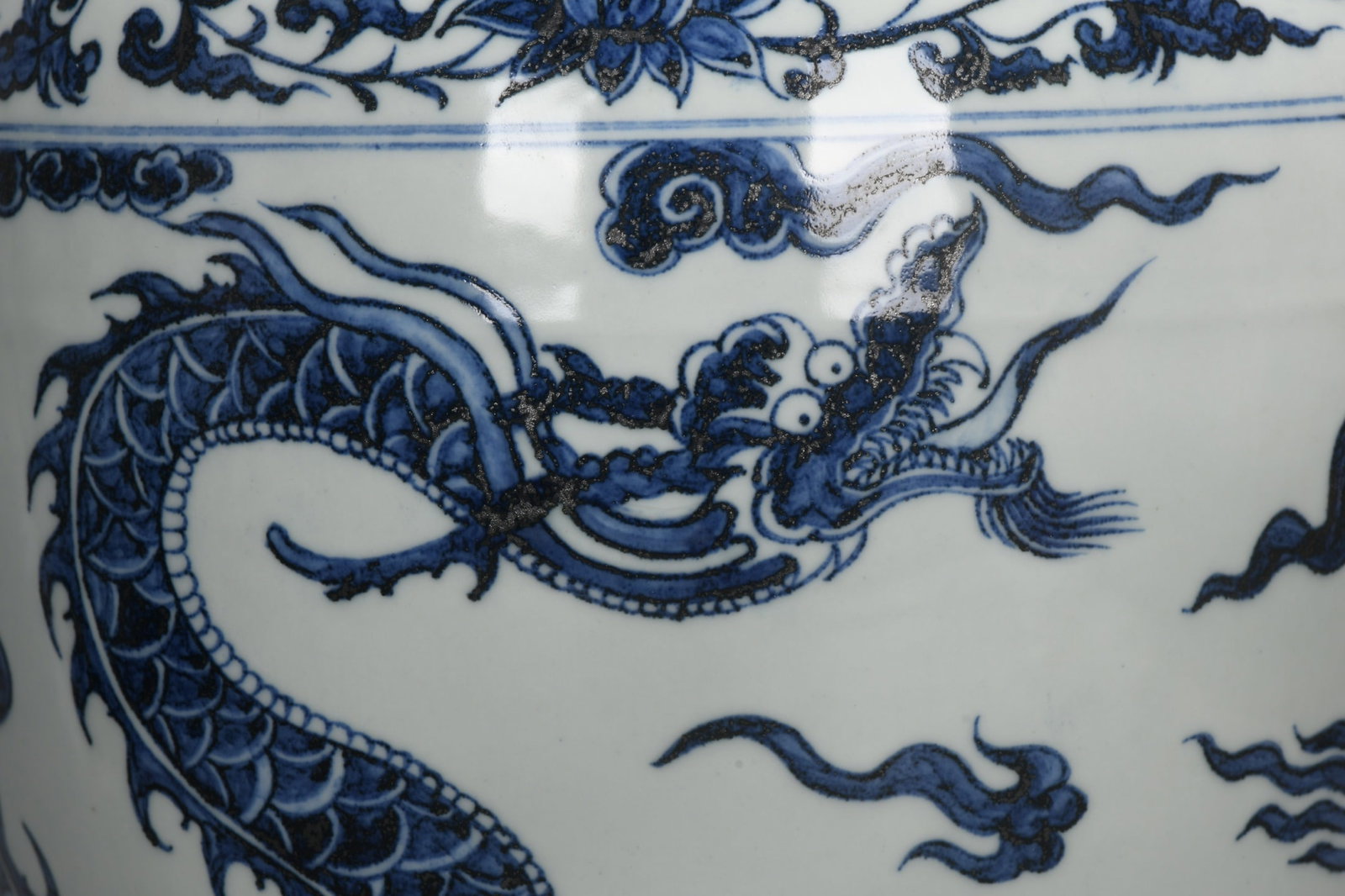 A Exquisite Blue And White Interlocking Lotus Dragon Pattern Vase - 2