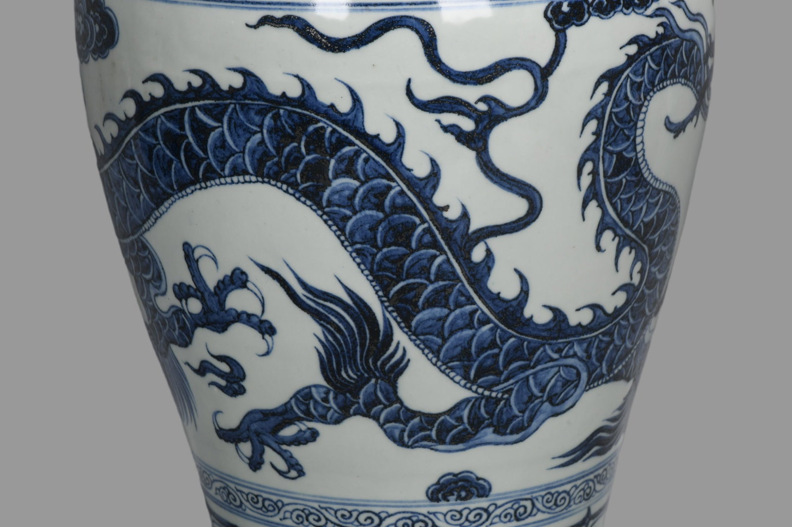 A Exquisite Blue And White Interlocking Lotus Dragon Pattern Vase - 3