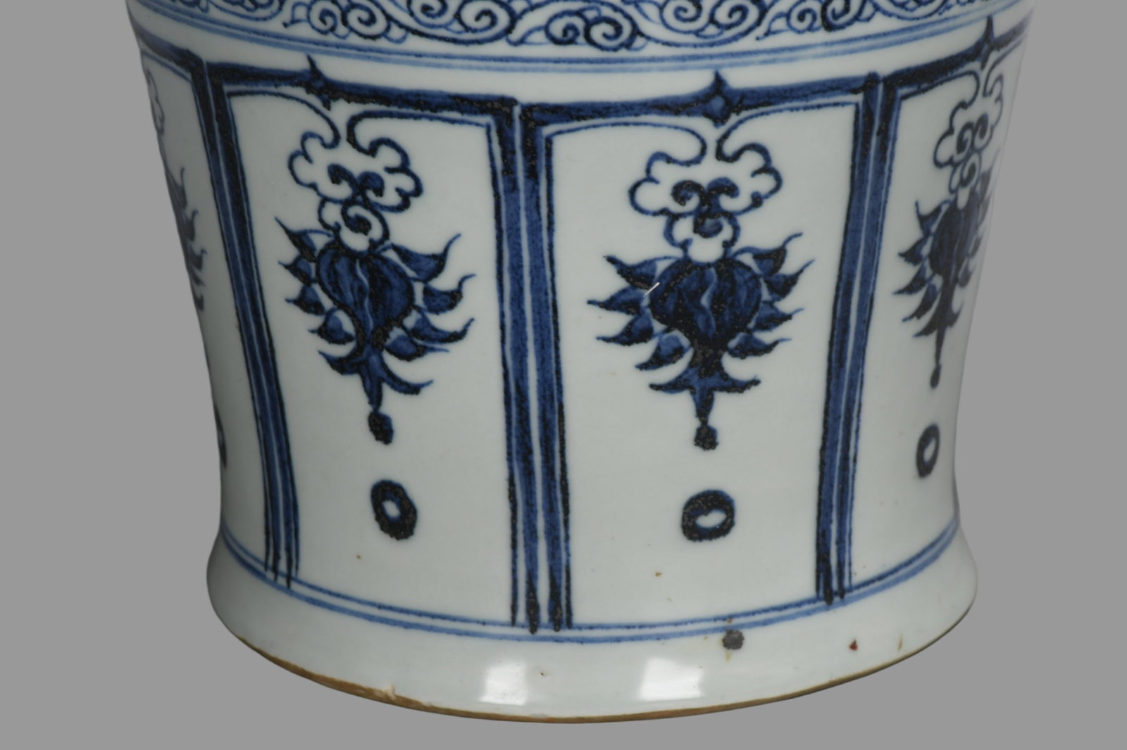 A Exquisite Blue And White Interlocking Lotus Dragon Pattern Vase - 4