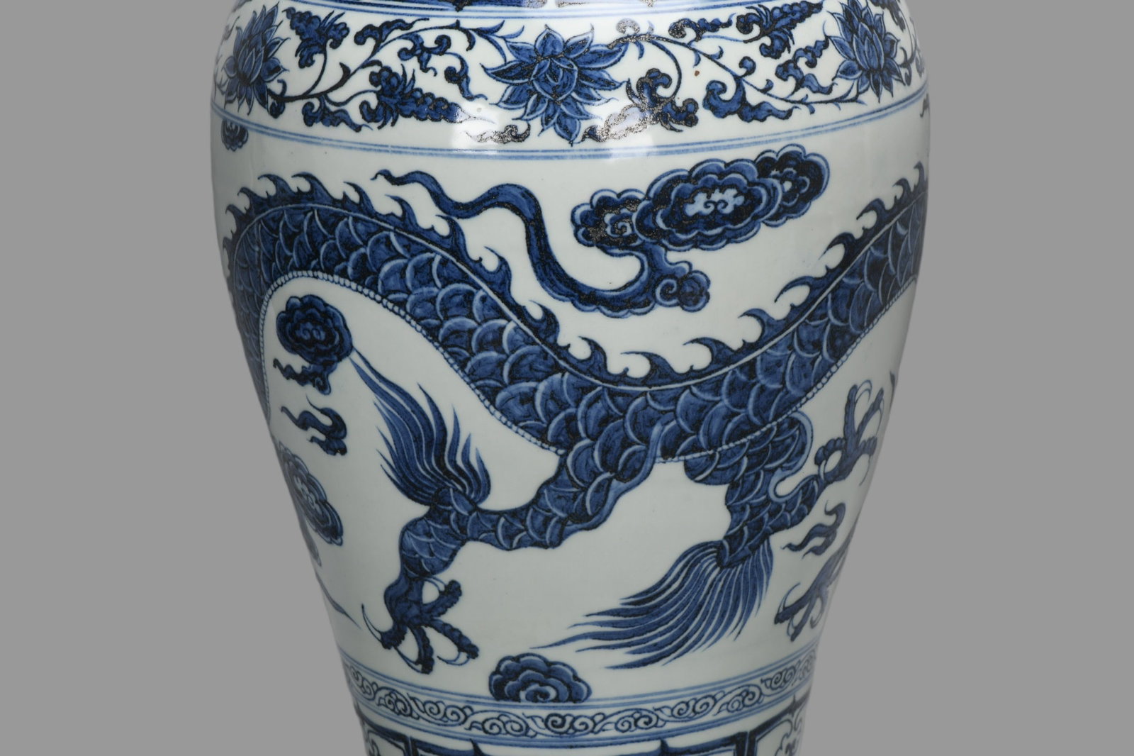 A Exquisite Blue And White Interlocking Lotus Dragon Pattern Vase - 5