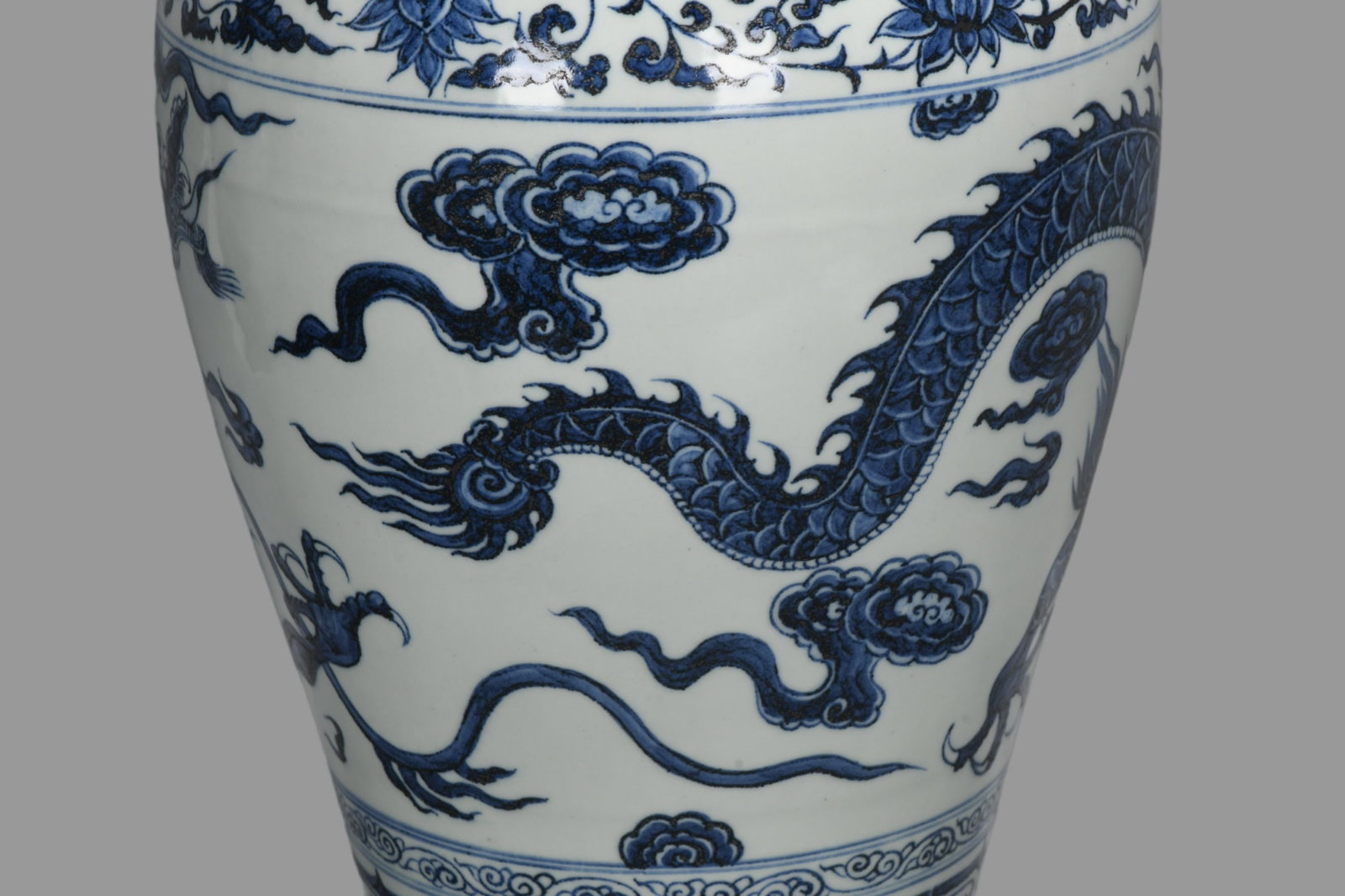 A Exquisite Blue And White Interlocking Lotus Dragon Pattern Vase - 6