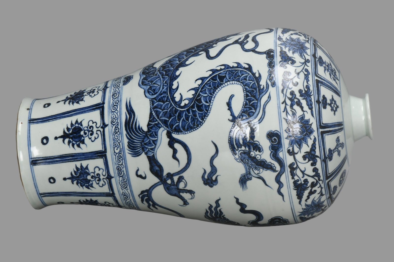 A Exquisite Blue And White Interlocking Lotus Dragon Pattern Vase - 7