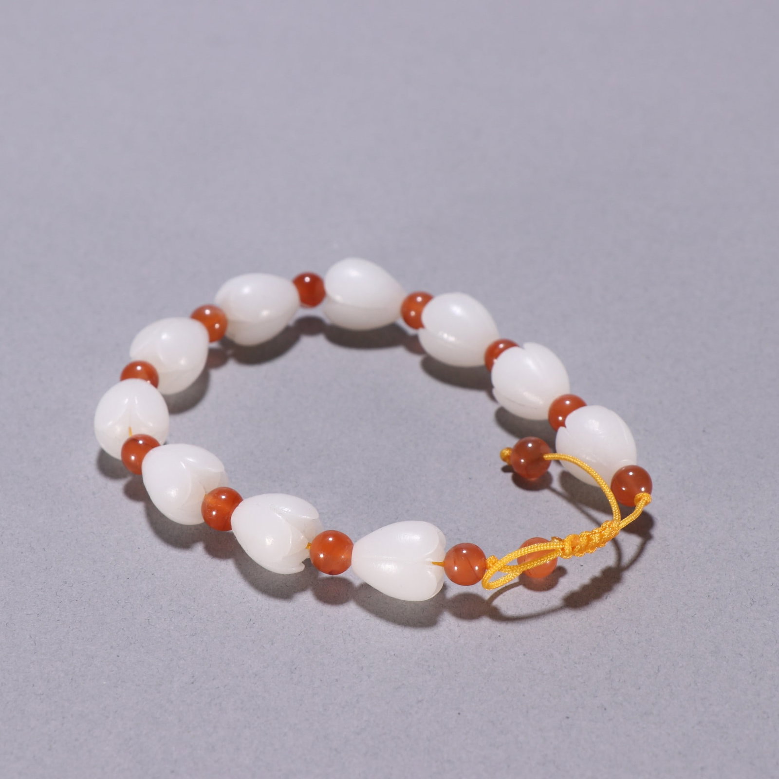 A Exquisite Hotan Jade Bracelets: A Exquisite Hotan Jade Bracelets,Qing Dynasty, China,Size:0.5inx0.4in,Weight:22g 和田玉手串,中国清代