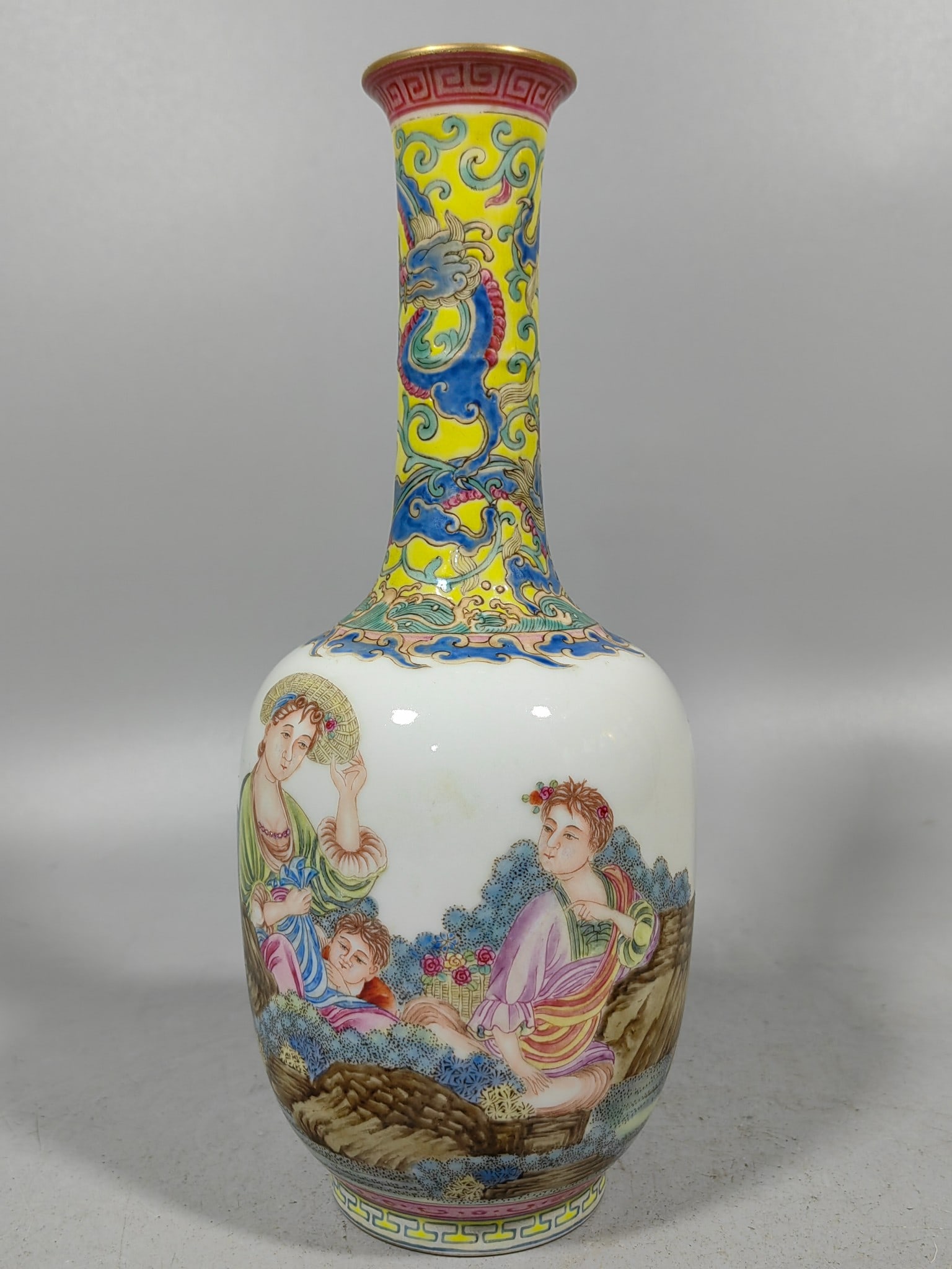 A Exquisite Enamel Figures Pattern Vase - 2