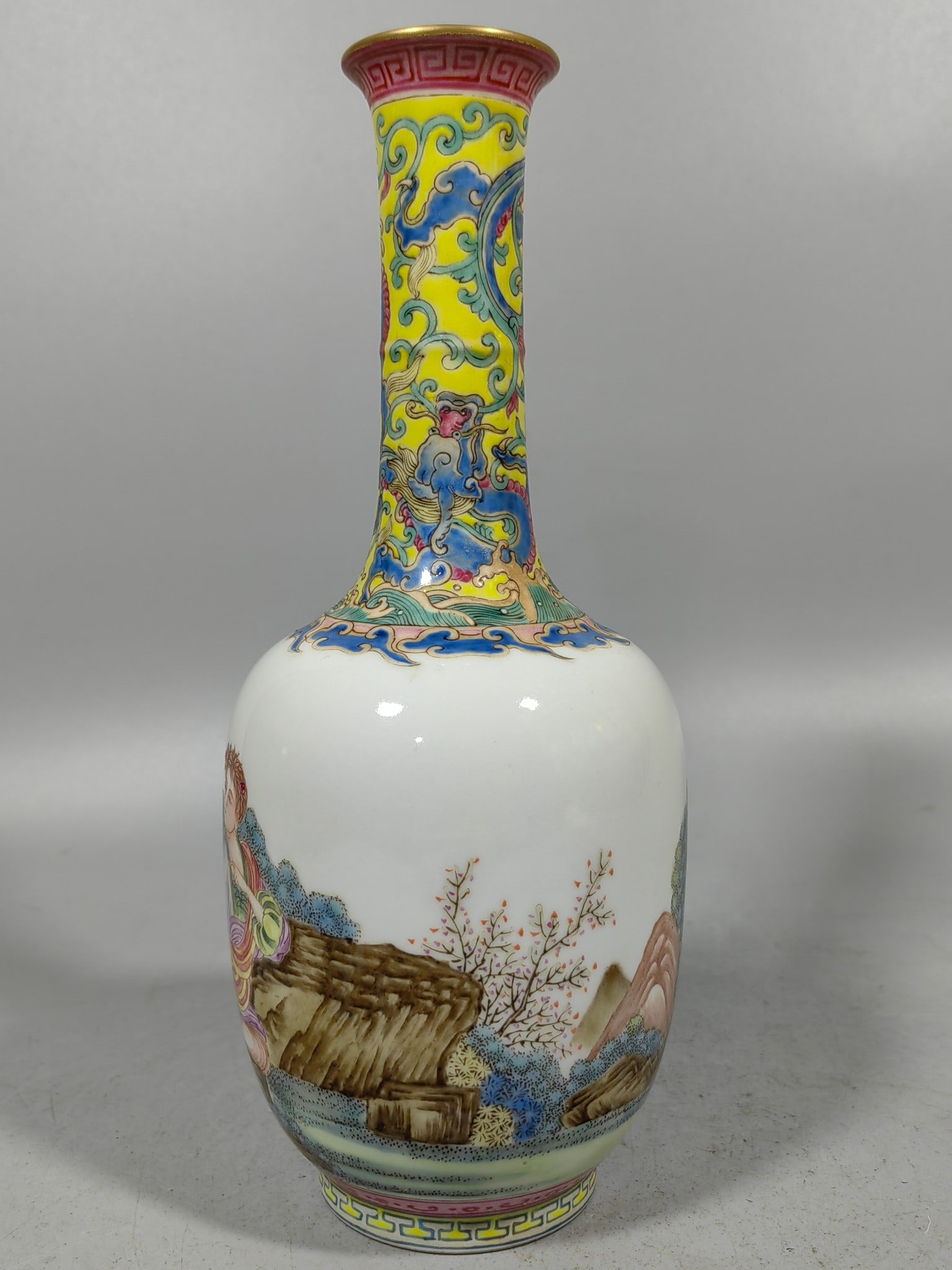 A Exquisite Enamel Figures Pattern Vase - 3