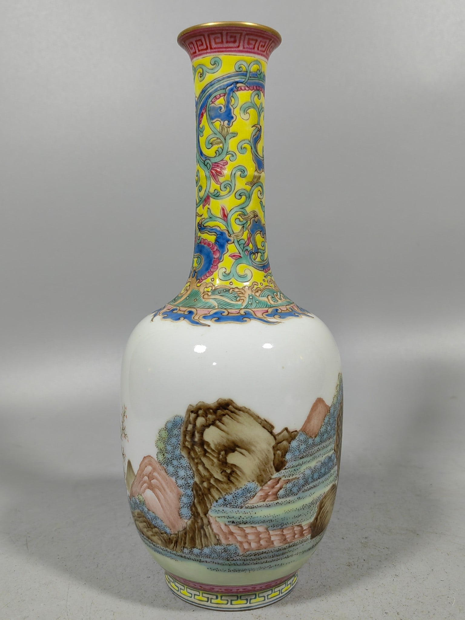 A Exquisite Enamel Figures Pattern Vase - 4