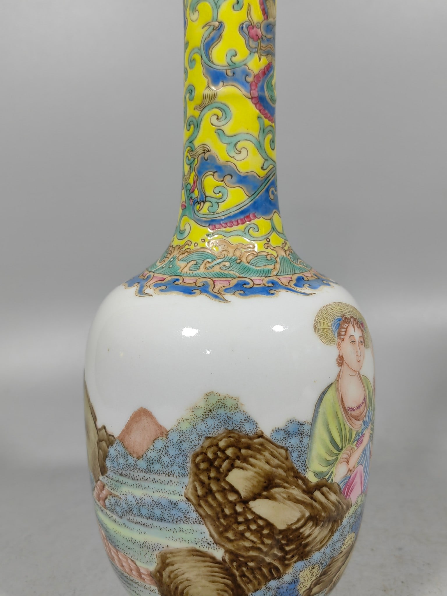 A Exquisite Enamel Figures Pattern Vase - 6