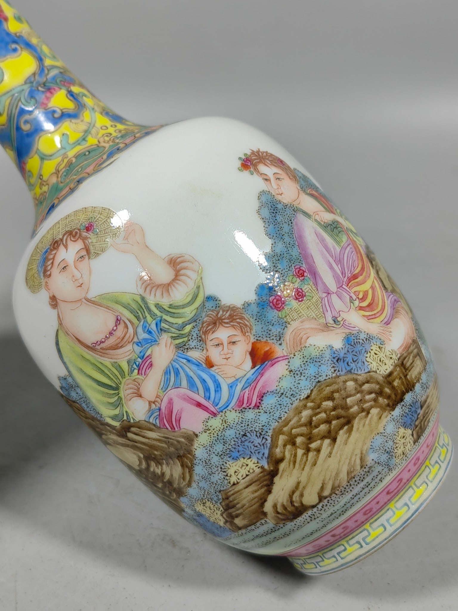 A Exquisite Enamel Figures Pattern Vase - 7