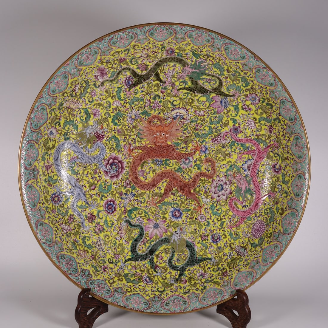 A Exquisite Yellow Ground Famille-Rose Dragon Pattern Plate: A Exquisite Yellow Ground Famille-Rose Dragon Pattern Plate,Qing Dynasty, China,With Mark,Size:20.1inx4.3inx12.6in 黄地粉彩龙纹盘,中国清