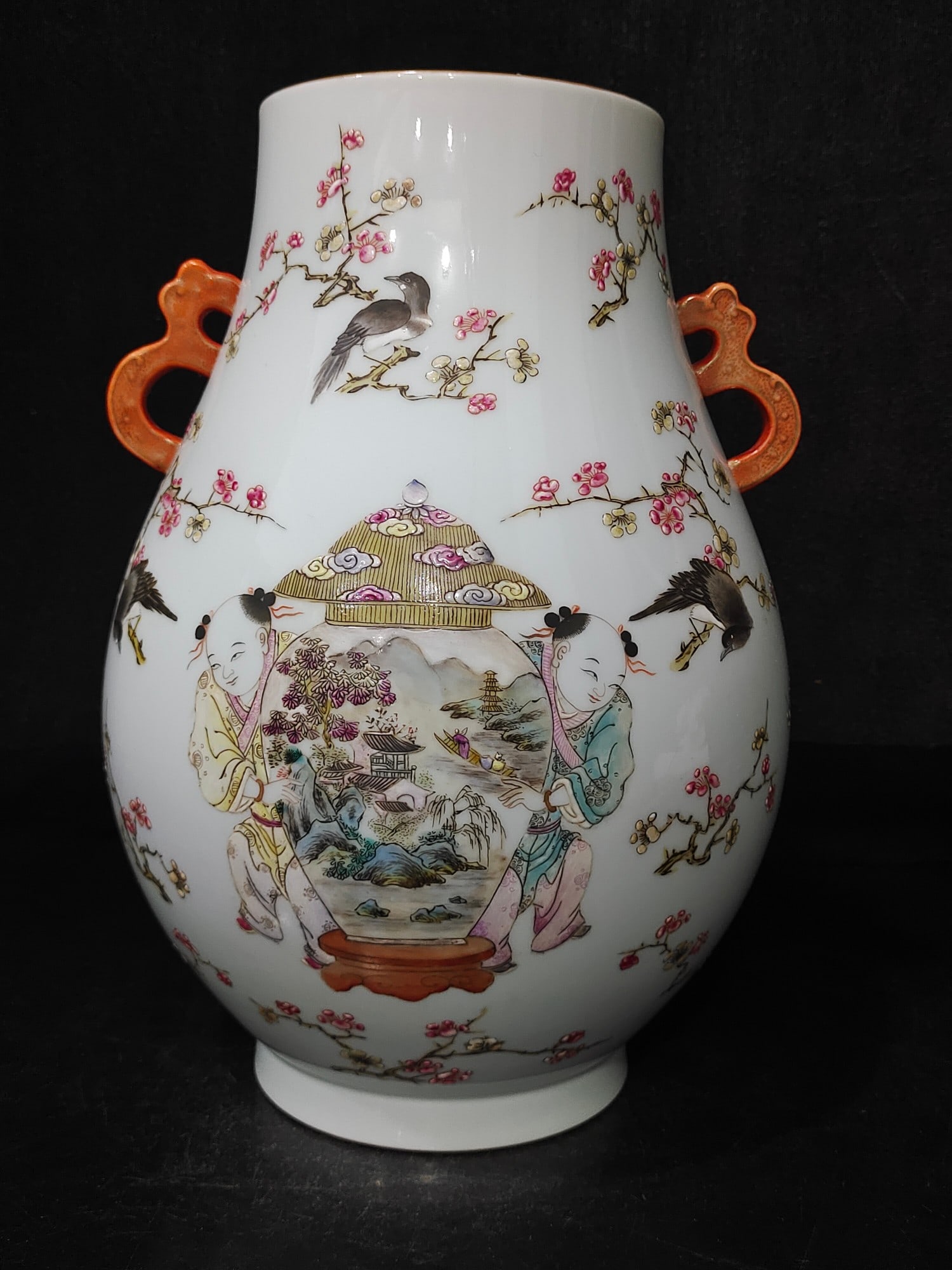 A Exquisite Famille-Rose Figures Pattern Double-Ears Vase: A Exquisite Famille-Rose Figures Pattern Double-Ears Vase,Qing Dynasty, China,Qianlong Six-character Mark,Size:11.8inx7.9inx4.3in 粉彩人物纹双耳瓶,È