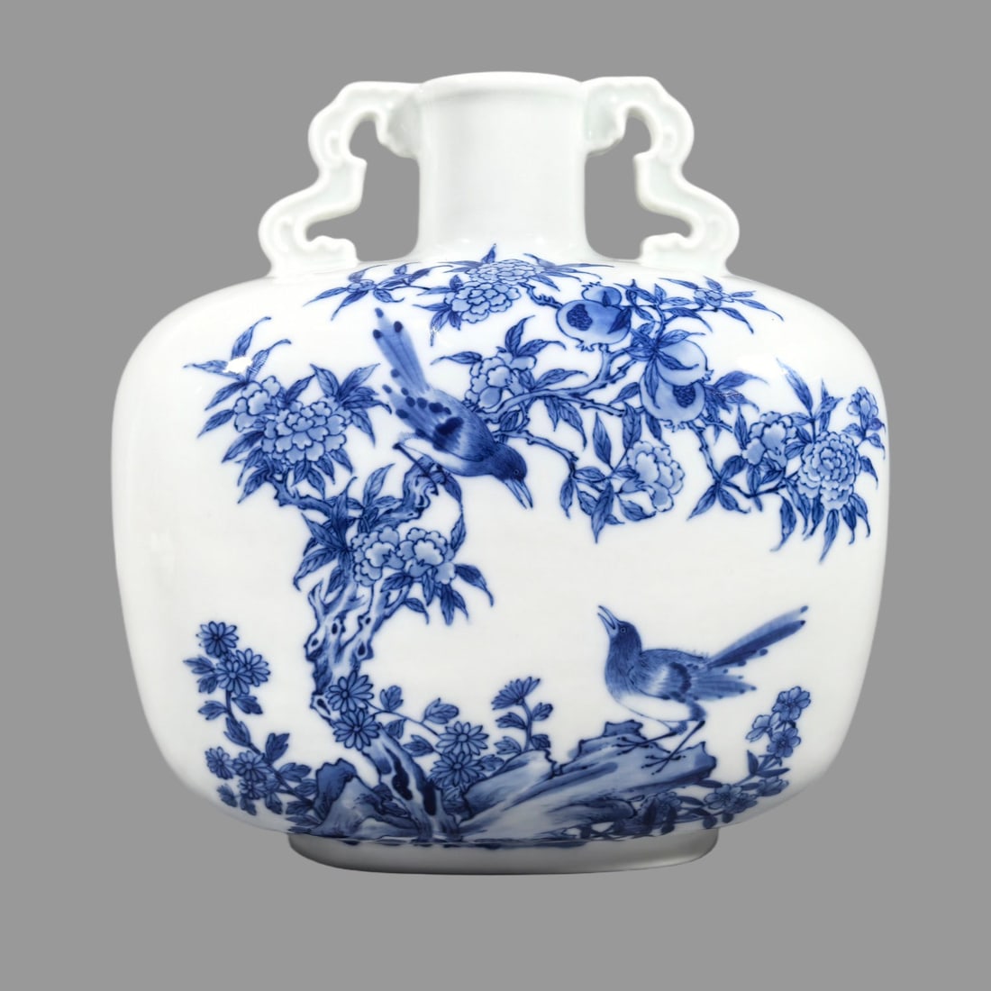 A Exquisite Blue and White Flower and Bird Pattern Vase: A Exquisite Blue and White Flower and Bird Pattern Vase,Qing Dynasty, China,Yongzheng Six-character Mark,Size:10.6inx2.1inx10.1in 青花花鸟纹瓶,中国ę