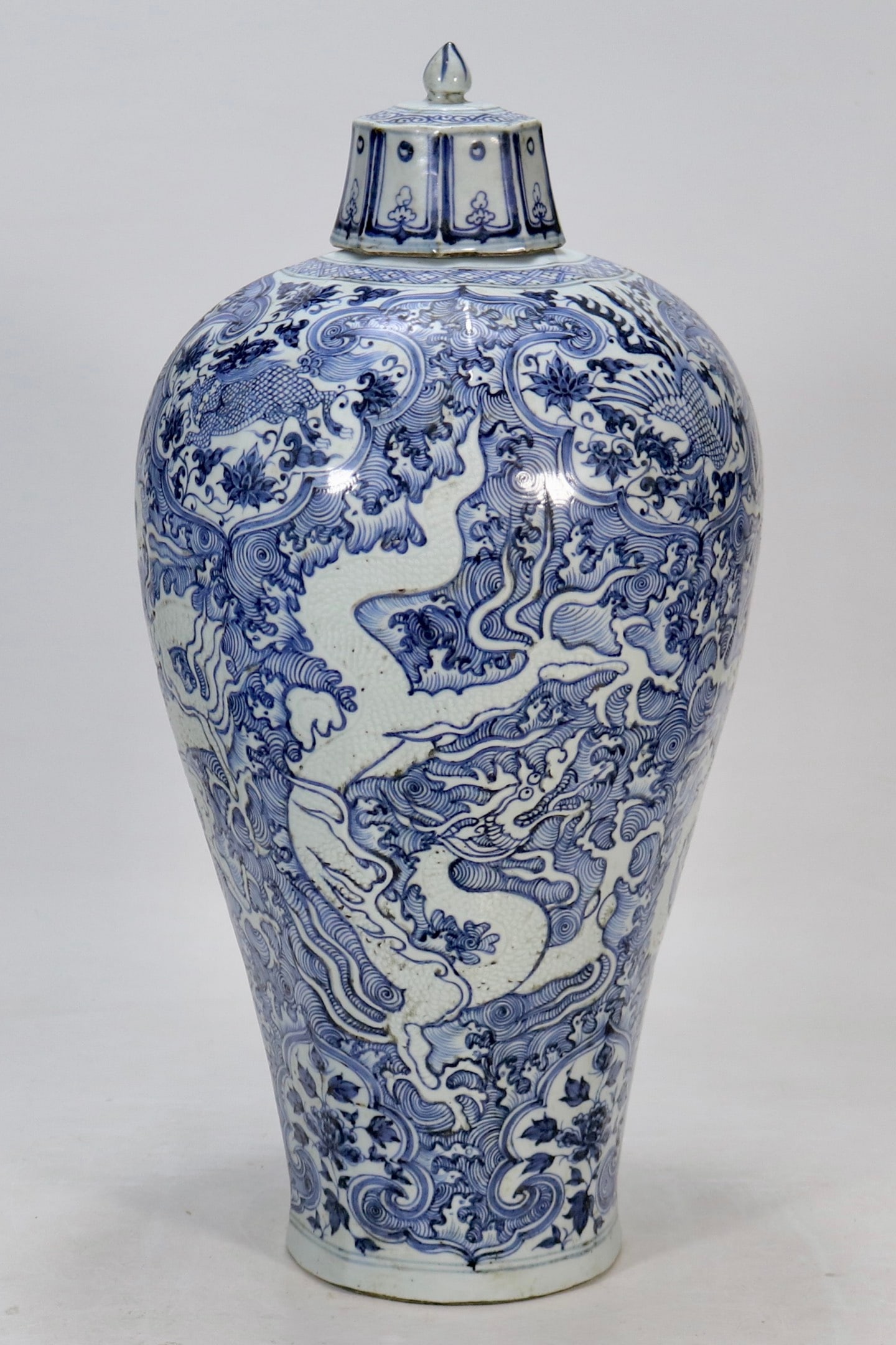 A Exquisite Blue and White Dragon Pattern Vase: A Exquisite Blue and White Dragon Pattern Vase,Yuan Dynasty, China,Size:20.1in 青花龙纹瓶,中国元代