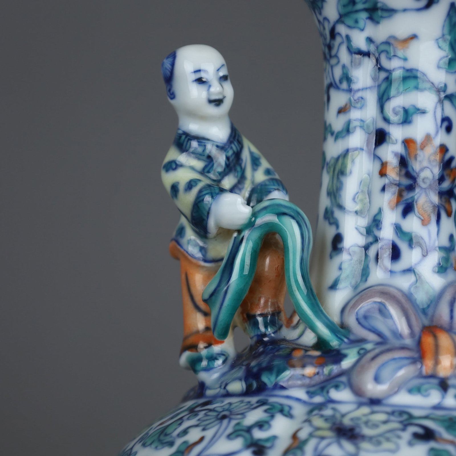 A Exquisite Doucai Lotus Pattern Vase - 5