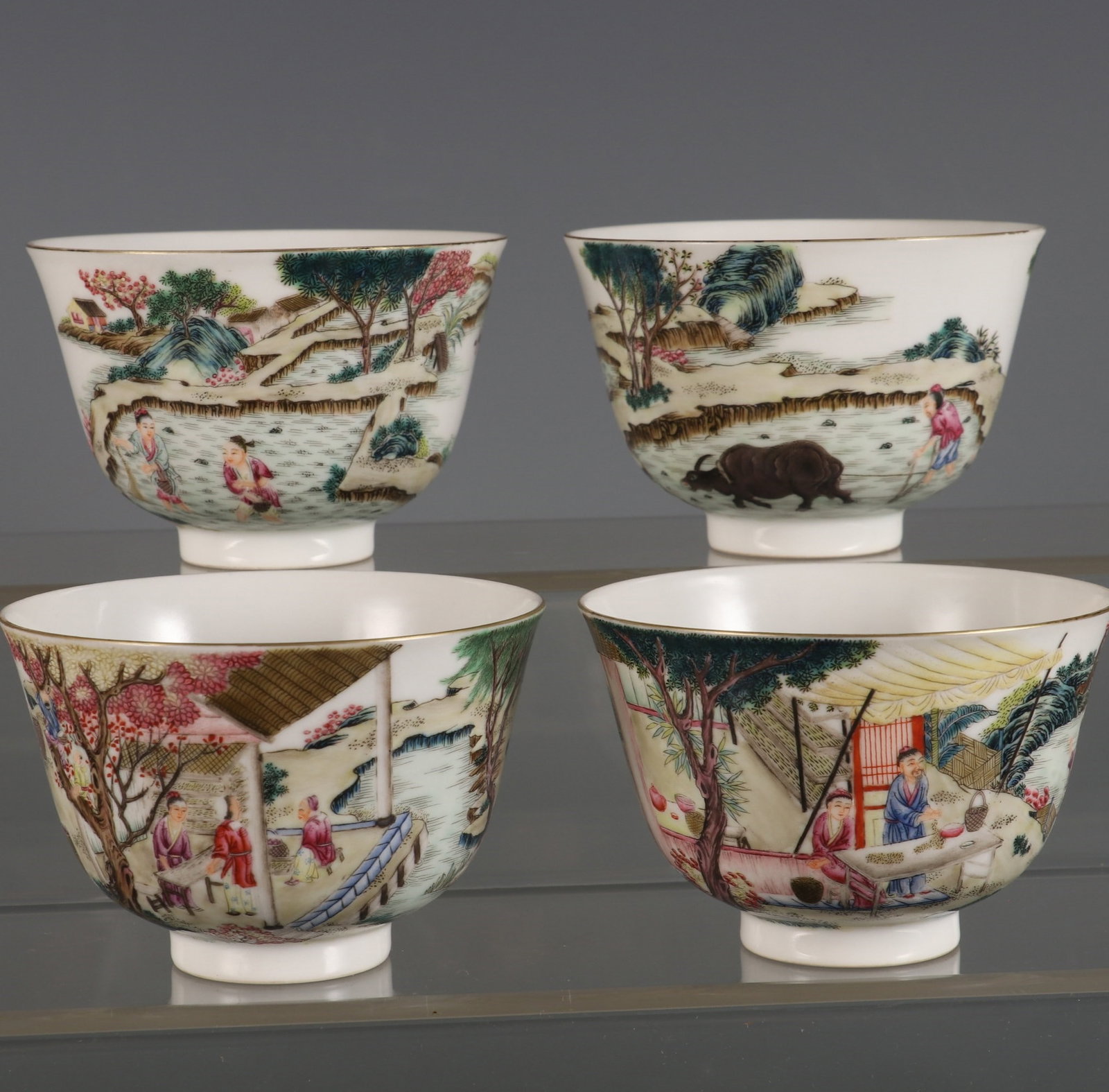 A Set of Exquisite Famille-Rose Figures Pattern Bowl (1 of 10)