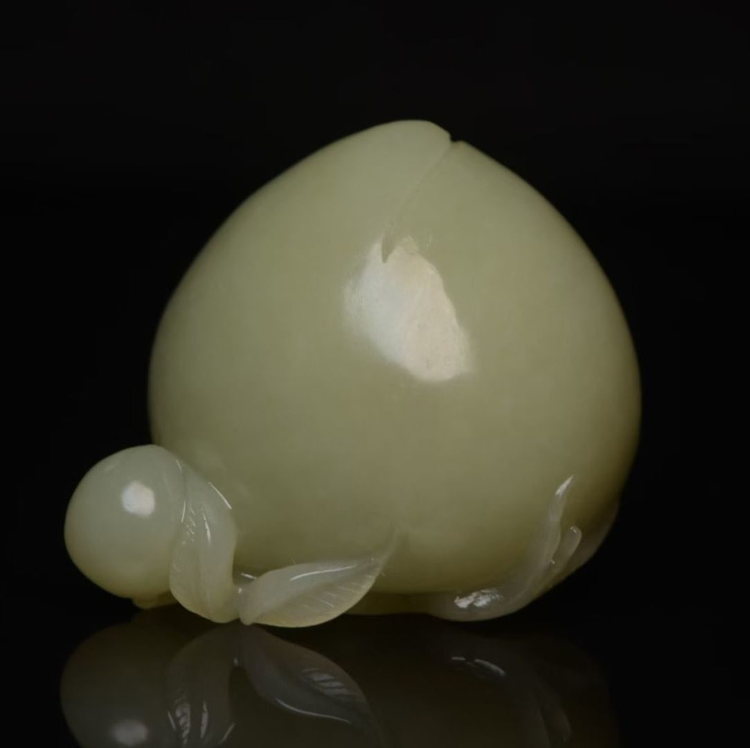 A Exquisite Hetian Yellow Jade Peach Ornament: A Exquisite Hetian Yellow Jade Peach Ornament,Qing Dynasty, China,Size:2.3inx1.8inx1.8in,Weight:151g 和田黄玉桃子摆件,中国清代