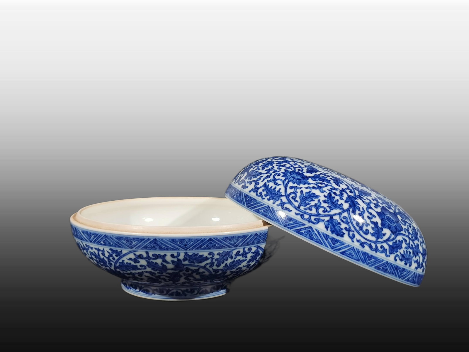 A Exquisite Blue and White Lotus Pattern Box - 2