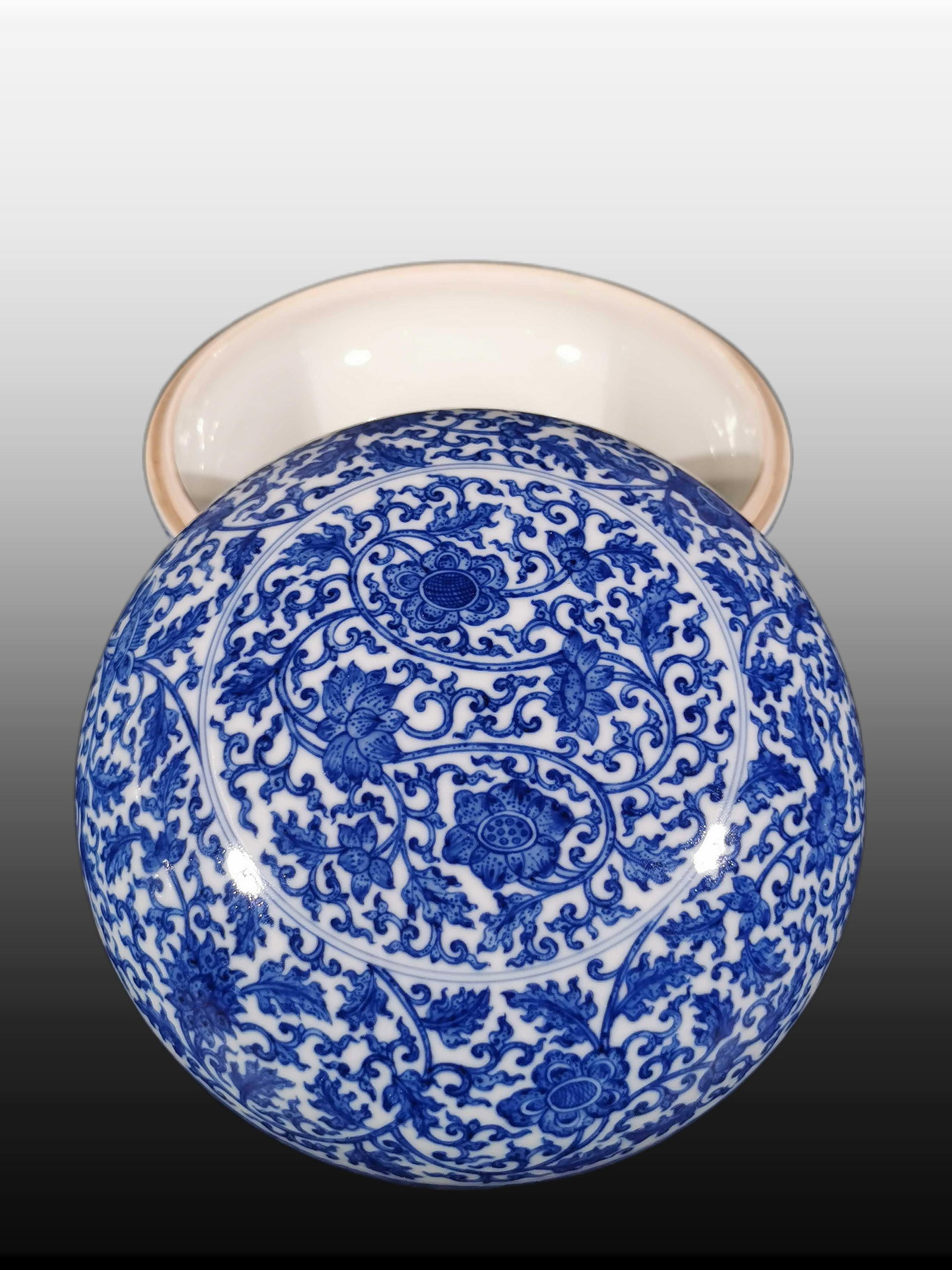 A Exquisite Blue and White Lotus Pattern Box - 3
