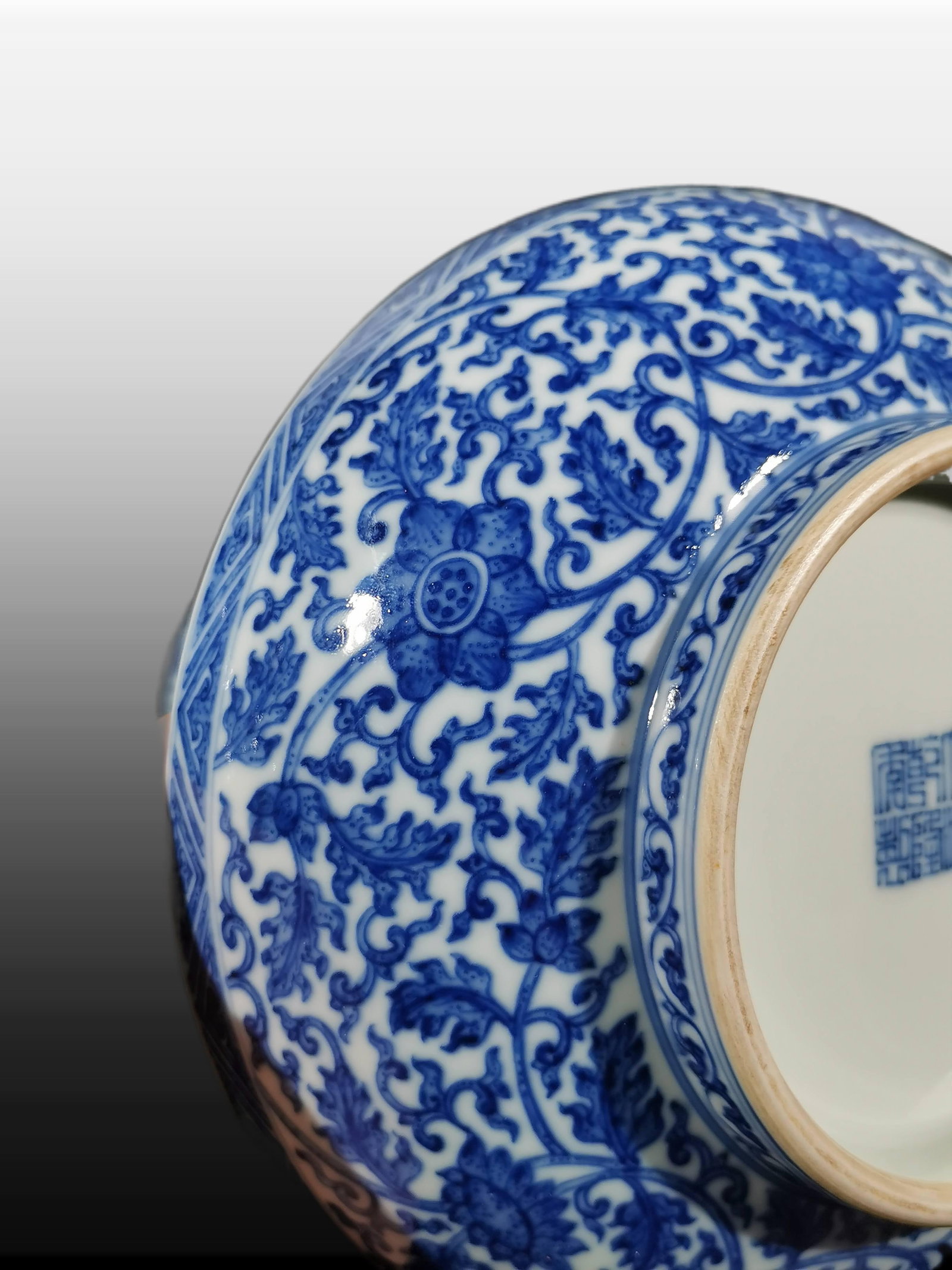 A Exquisite Blue and White Lotus Pattern Box - 6