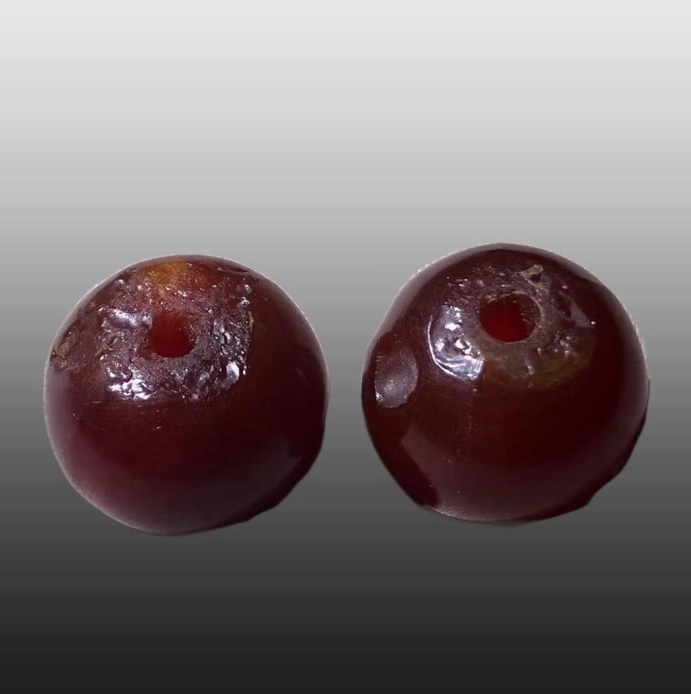 A pair of Exquisite Agate Round beads: A pair of Exquisite Agate Round beads,Qing Dynasty, China,Size:0.8inx0.8in 一对玛瑙圆珠子,中国清代