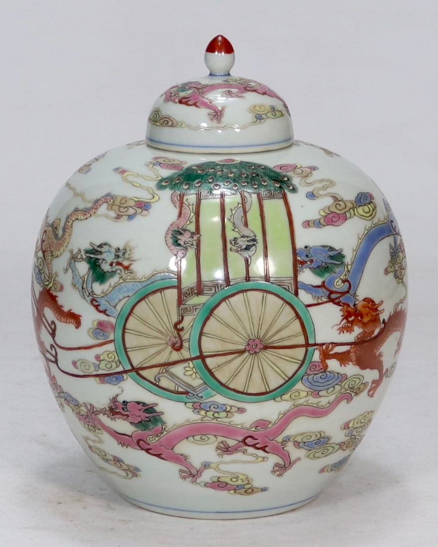 A Exquisite Famille Rose Dragon Pattern Jar: A Exquisite Famille Rose Dragon Pattern Jar,Qing Dynasty, China,Qianlong Six-character Mark,Size:6.6in