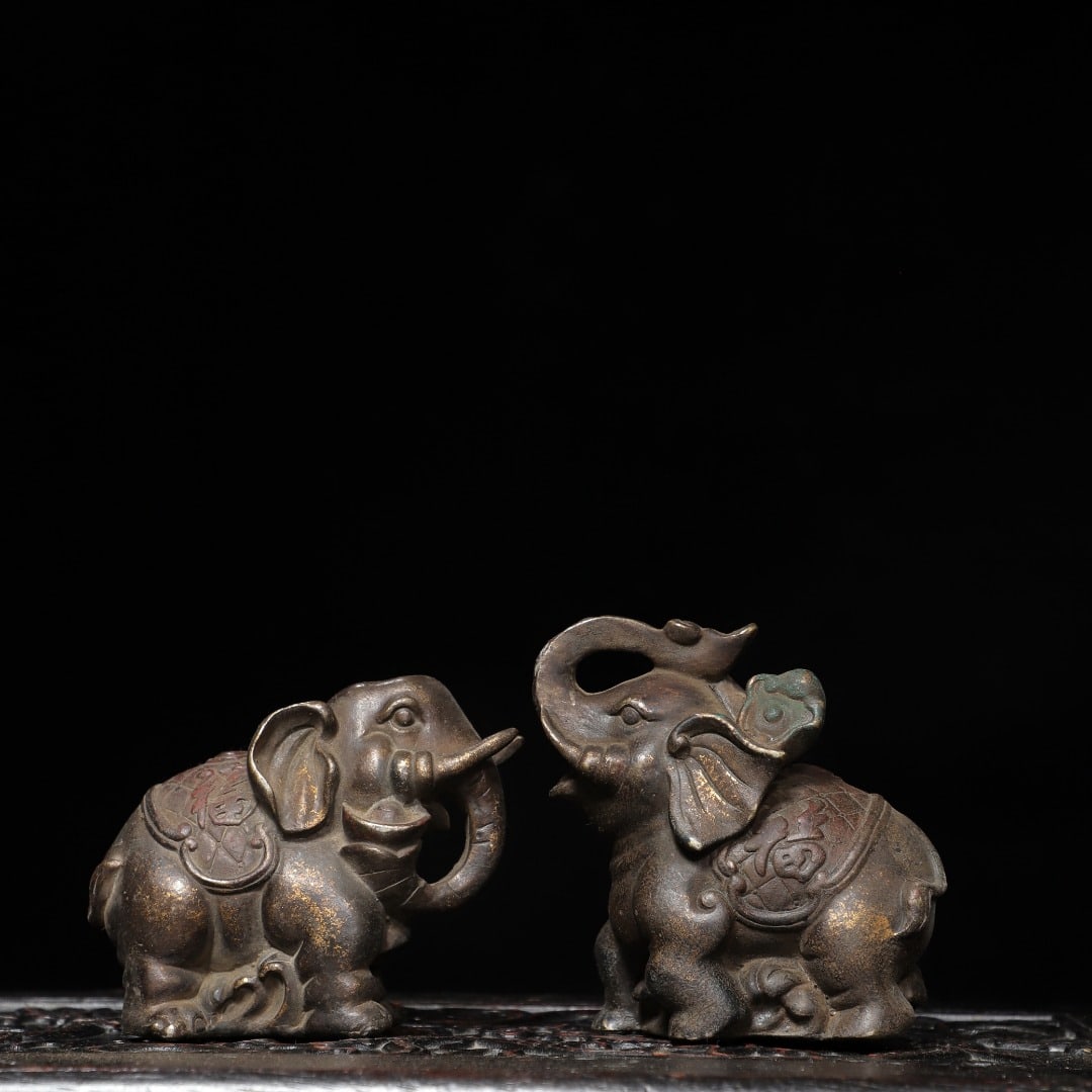 A pair of Exquisite Gold-Foiled Bronze Elephant Ornaments: A pair of Exquisite Gold-Foiled Bronze Elephant Ornaments,Ming Dynasty, China,Size:4.3inx3.9inx2.2in,Weight:1600g 一对铜拓金象摆件,中国ą