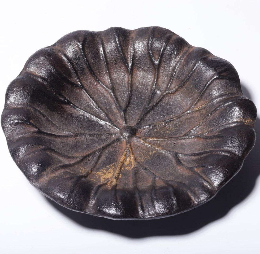 A Exquisite Iron Lotus Leaf Pattern Brush Washer: A Exquisite Iron Lotus Leaf Pattern Brush Washer,Ming Dynasty, China,With Mark,Size:1.2inx5.8in,Weight:509g 铁制莲叶纹笔舔,中国明代,&#