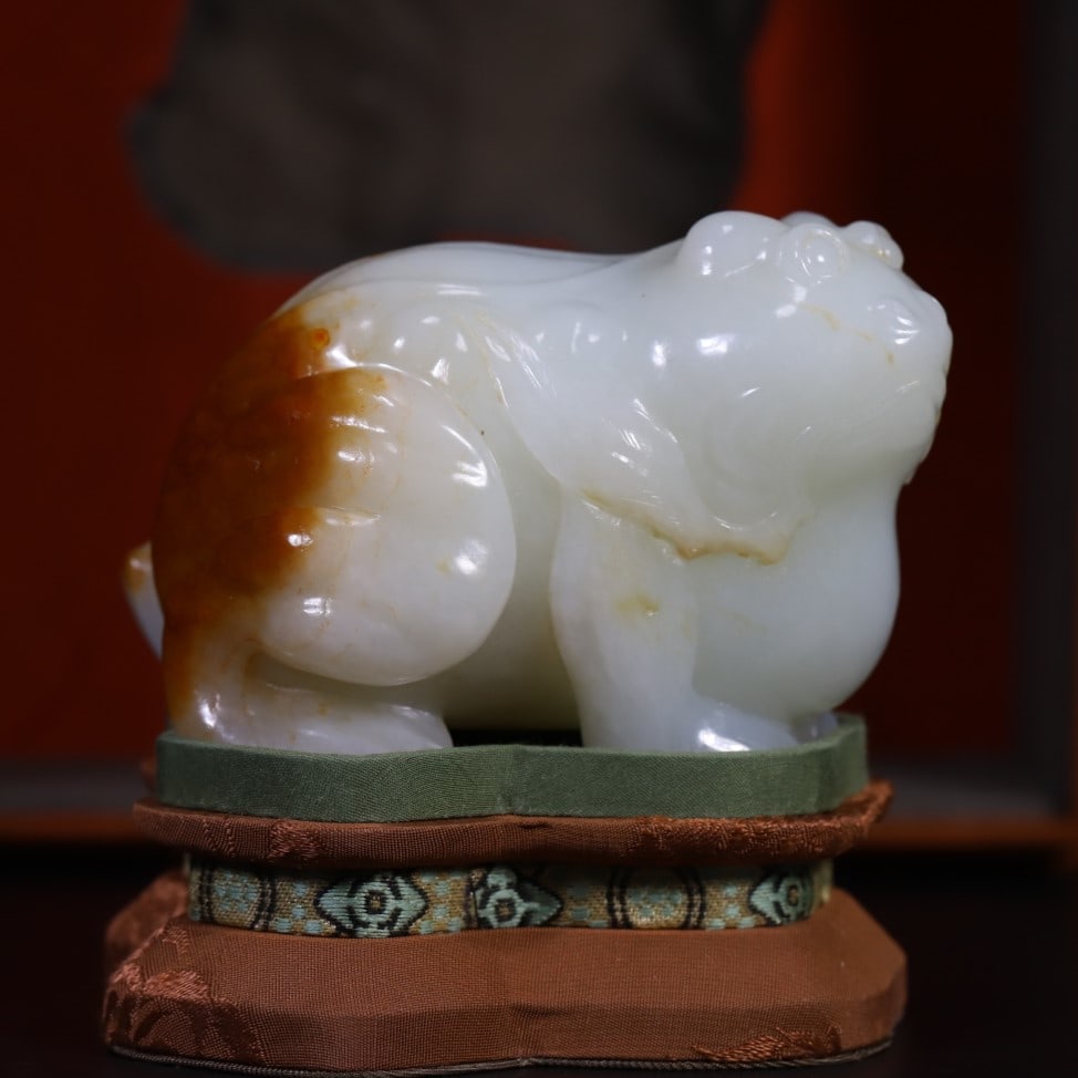 A Exquisite Hotan Jade Golden Toad Ornament: A Exquisite Hotan Jade Golden Toad Ornament,Qing Dynasty, China,Size:4.1inx2.6inx2.4in,Weight:560g 和田玉金蟾摆件,中国清代