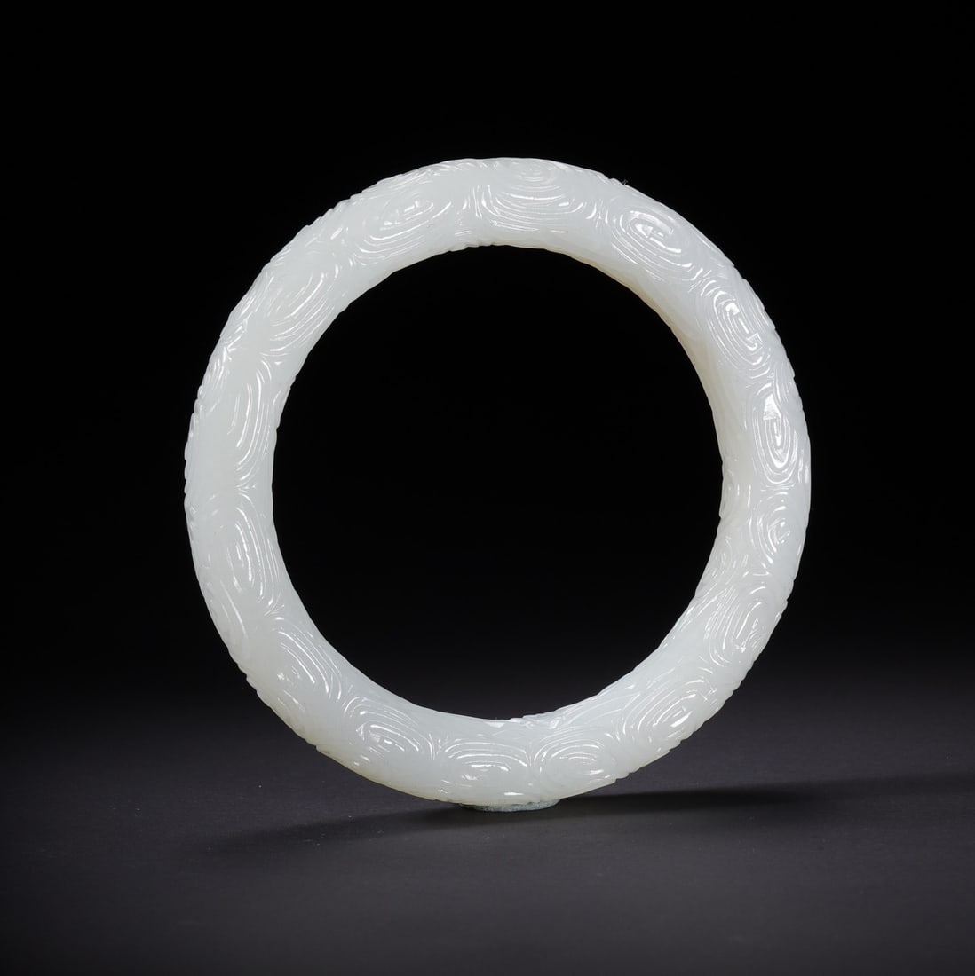 A Exquisite Hotan Jade Auspicious Cloud Pattern Bracelet (1 of 9)