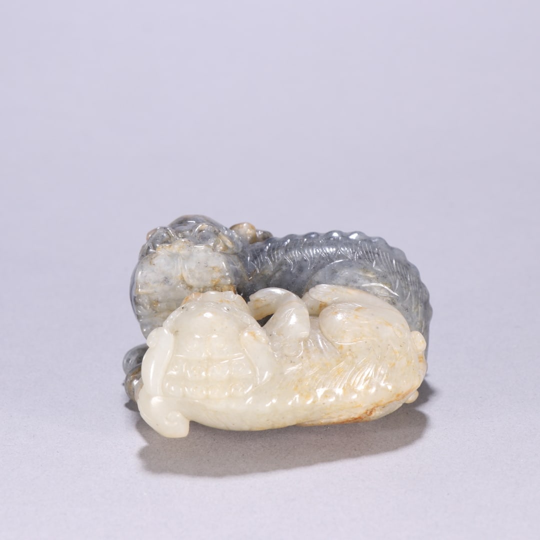 A Exquisite Blue and White Auspicious Beast Ornament: A Exquisite Blue and White Auspicious Beast Ornament,Qing Dynasty, China,Size:1.5inx2.8in,Weight:255.3g 青花瑞兽摆件,中国清代