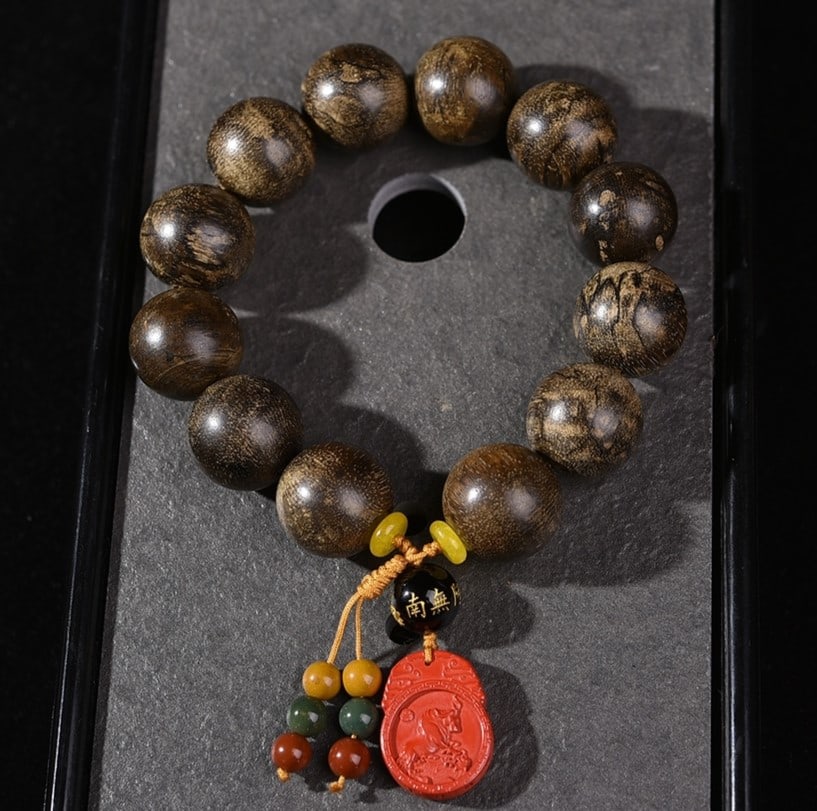 A Exquisite Eaglewood Bracelet: Eaglewood Bracelet,Qing Dynasty, China,Size:0.8in, Weight:69g 沉香手串,中国清代