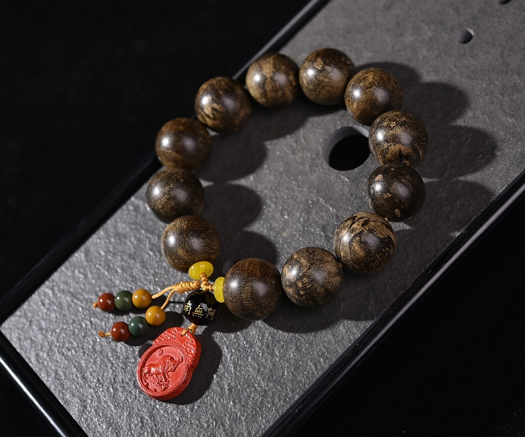 A Exquisite Eaglewood Bracelet - 2