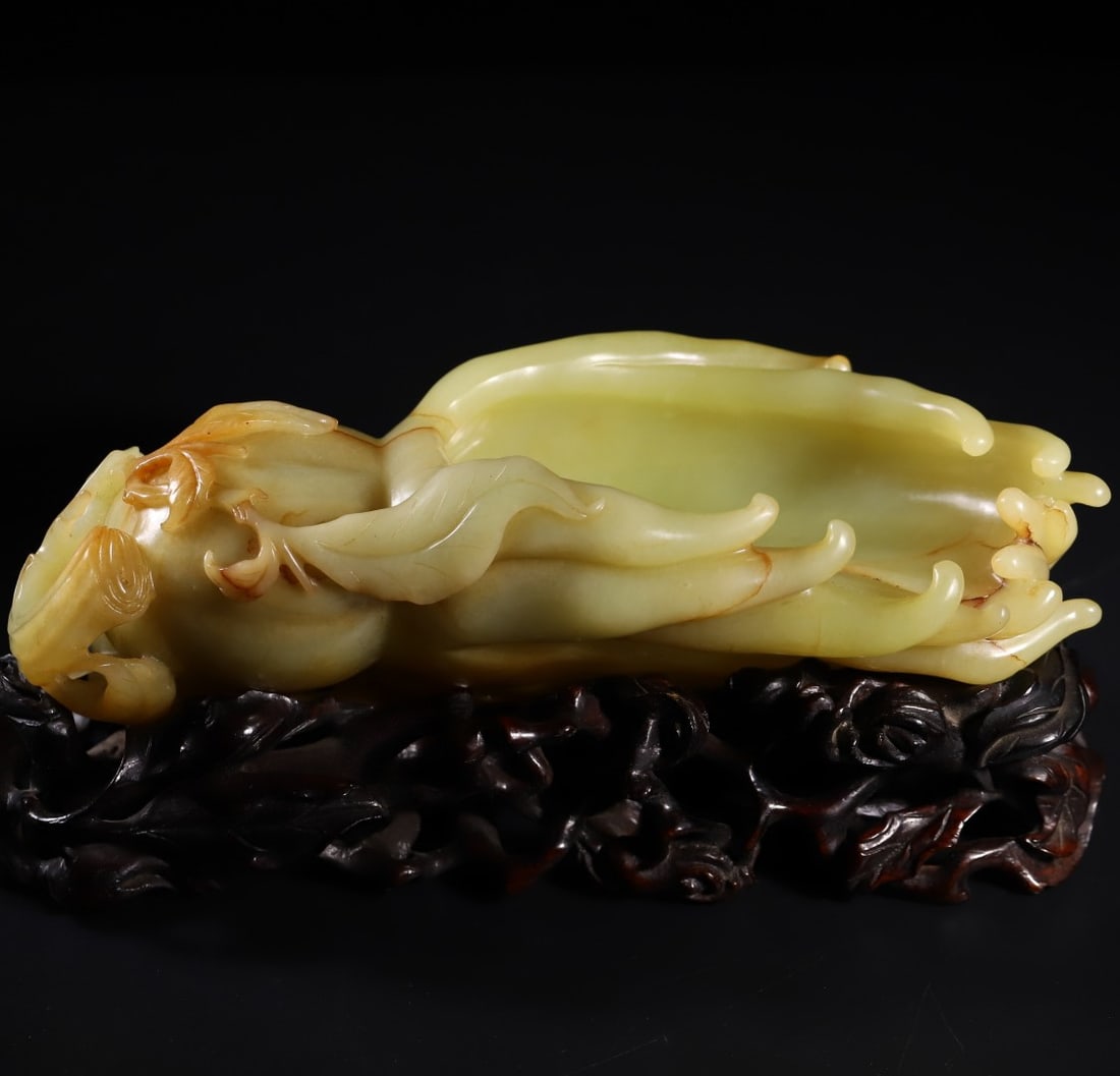 A Exquisite Hotan Yellow Jade Buddha's Hand Ornament: A Exquisite Hotan Yellow Jade Buddha's Hand Ornament,Qing Dynasty, China,Size:2.5inx8.7inx3.3in,Weight:1174.8g