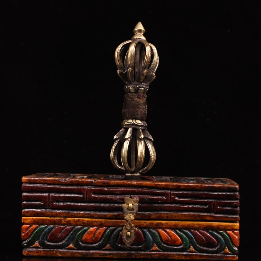 A Exquisite Gilt Bronze Vajra: A Exquisite Gilt Bronze Vajra,Qing Dynasty, China,Size:6.7inx2in ,Weight:313g 金刚杵,中国清代