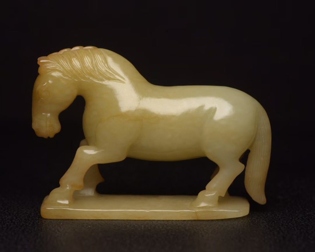 A Exquisite Hetian Jade Horse Ornament: A Exquisite Hetian Jade Horse Ornament,Qing Dynasty, China,Size:3.1inx2.1inx0.8in,Weight:98g 和田玉马摆件,中国清代
