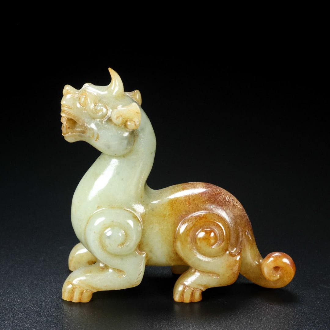 A Exquisite Hotan Jade Auspicious Beast Ornament: A Exquisite Hotan Jade Auspicious Beast Ornament,Hang Dynasty, China,Size:3inx1.5inx2.8in,Weight:130g 和田玉瑞兽摆件,中国汉代