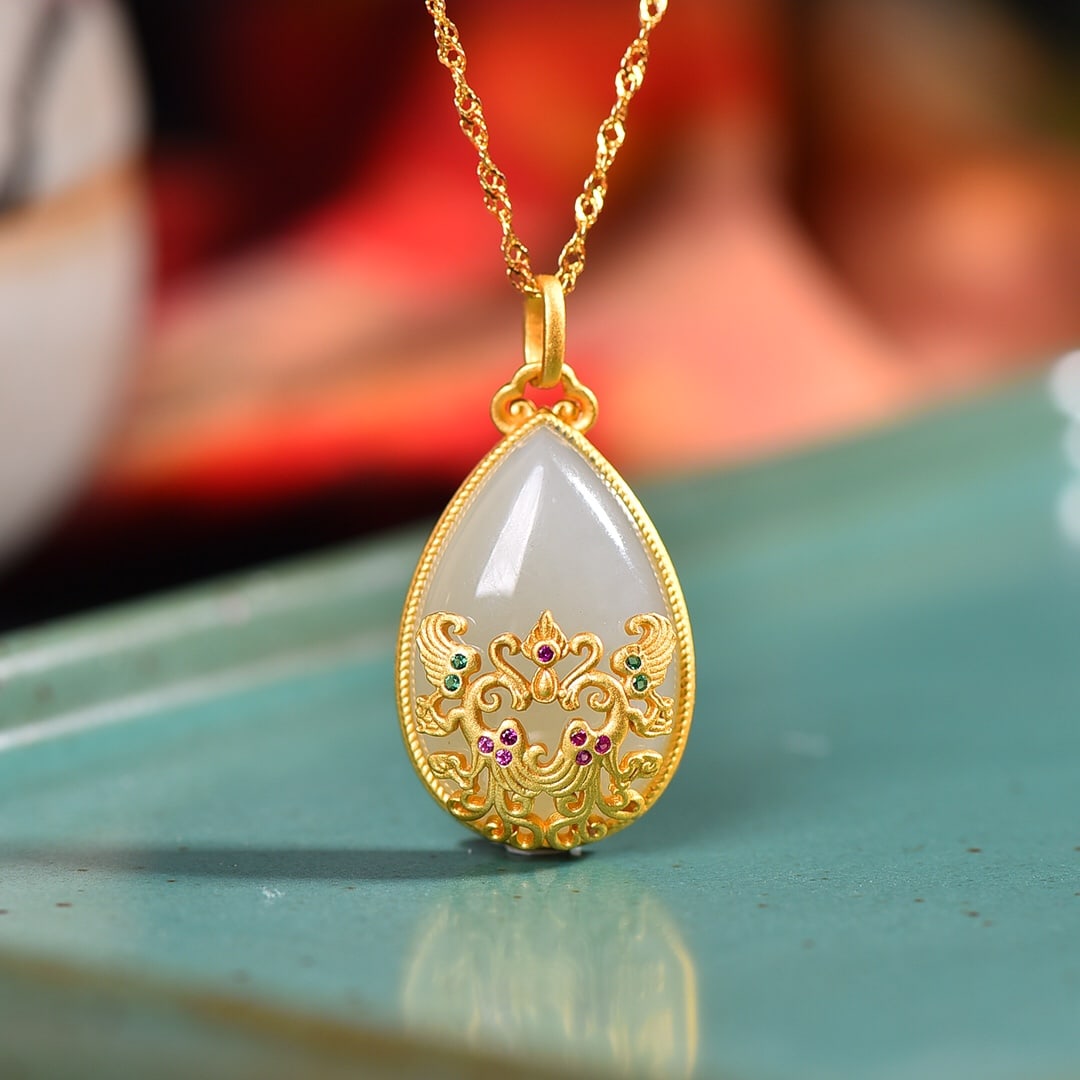 A Exquisite Silver-Inlaid Hotan Jade Water Drop-Shaped Pendant: A Exquisite Silver-Inlaid Hotan Jade Water Drop-Shaped Pendant,Size:0.6inx0.9in 银镶嵌和田玉水滴吊坠