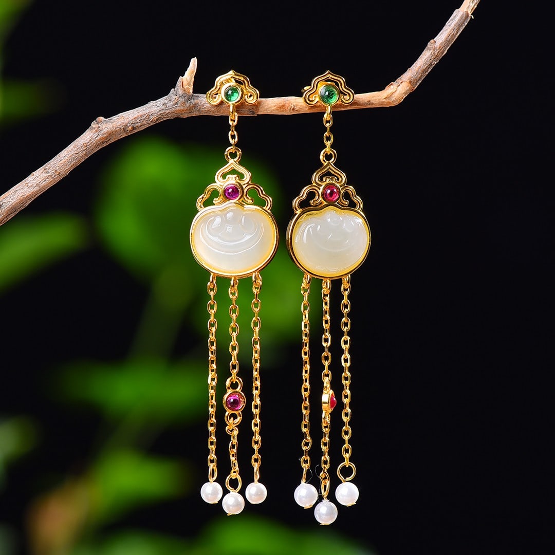 A pair of Exquisite Silver-Inlaid Hetian White Jade Ruyi Earring: A pair of Exquisite Silver-Inlaid Hetian White Jade Ruyi Earring,Size:0.4inx0.5in 一对银镶和田白玉如意流苏耳坠