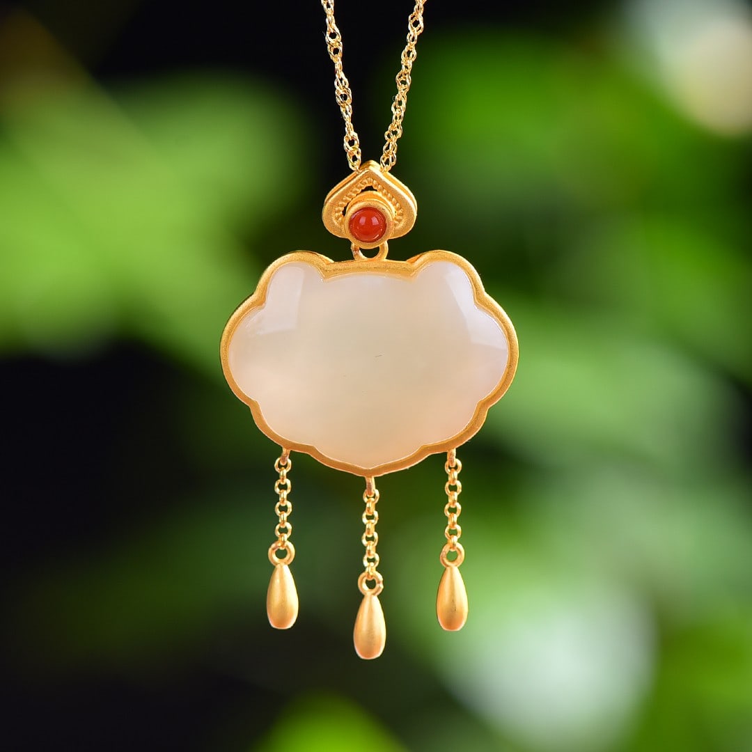 A Exquisite Silver-Inlaid Hotan Jade Ruyi Lock Pendant: A Exquisite Silver-Inlaid Hotan Jade Ruyi Lock Pendant,Size:0.7inx1in 银镶嵌和田玉如意锁吊坠