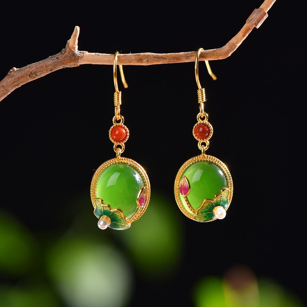 A pair of Exquisite Silver-Inlaid Hotan Jade Jasper Lotus Earring: A pair of Exquisite Silver-Inlaid Hotan Jade Jasper Lotus Earring,Size:0.4inx0.5in 一对银镶嵌和田玉碧玉荷花耳坠