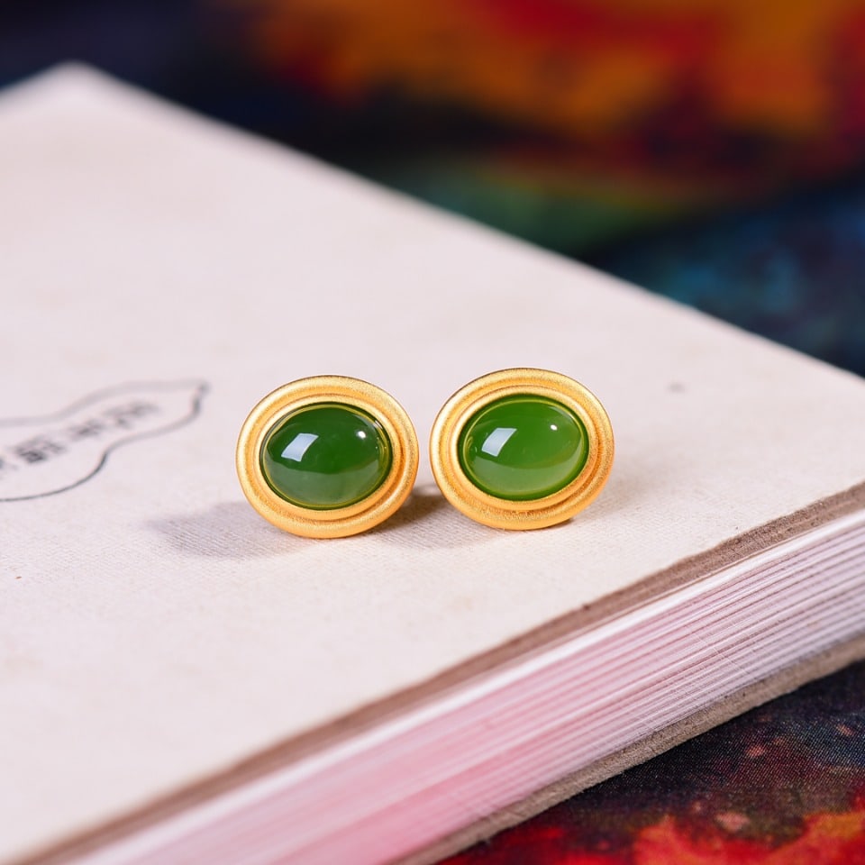 A pair of Exquisite Silver-Inlaid Hotan Jade Jasper Earring: A pair of Exquisite Silver-Inlaid Hotan Jade Jasper Earring,Size:0.3inx0.4in 一对银镶嵌和田玉碧玉蛋面耳钉