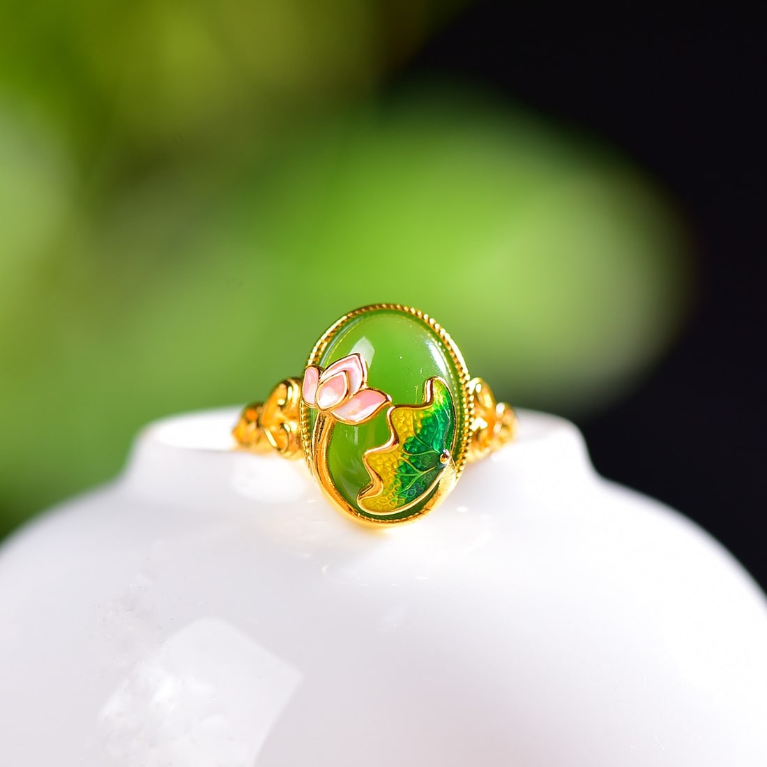 A pair of Exquisite Silver-Inlaid Hotan Jade Jasper Lotus Rings: A pair of Exquisite Silver-Inlaid Hotan Jade Jasper Lotus Rings,Size:0.4inx0.6in(silver) 0.4inx0.6in(gold) 一对银镶和田玉碧玉荷花û